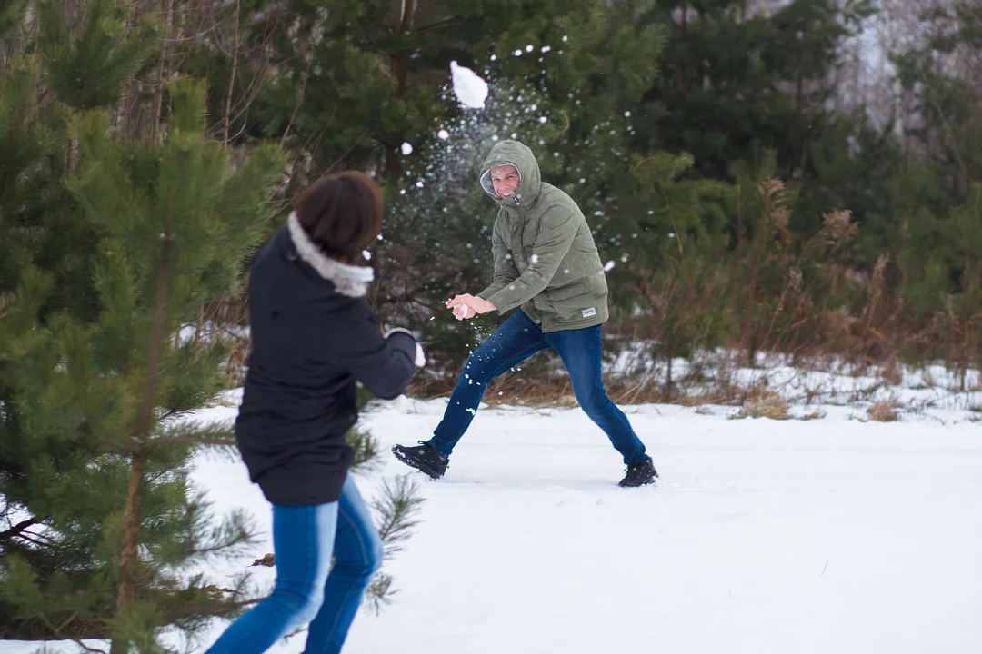 020 zimowa sesja narzeczenska waleriany puszcza marianska