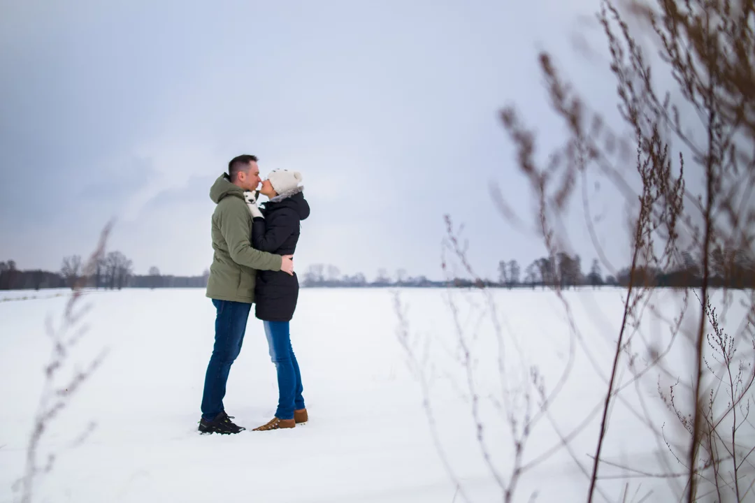 024 zimowa sesja narzeczenska waleriany puszcza marianska