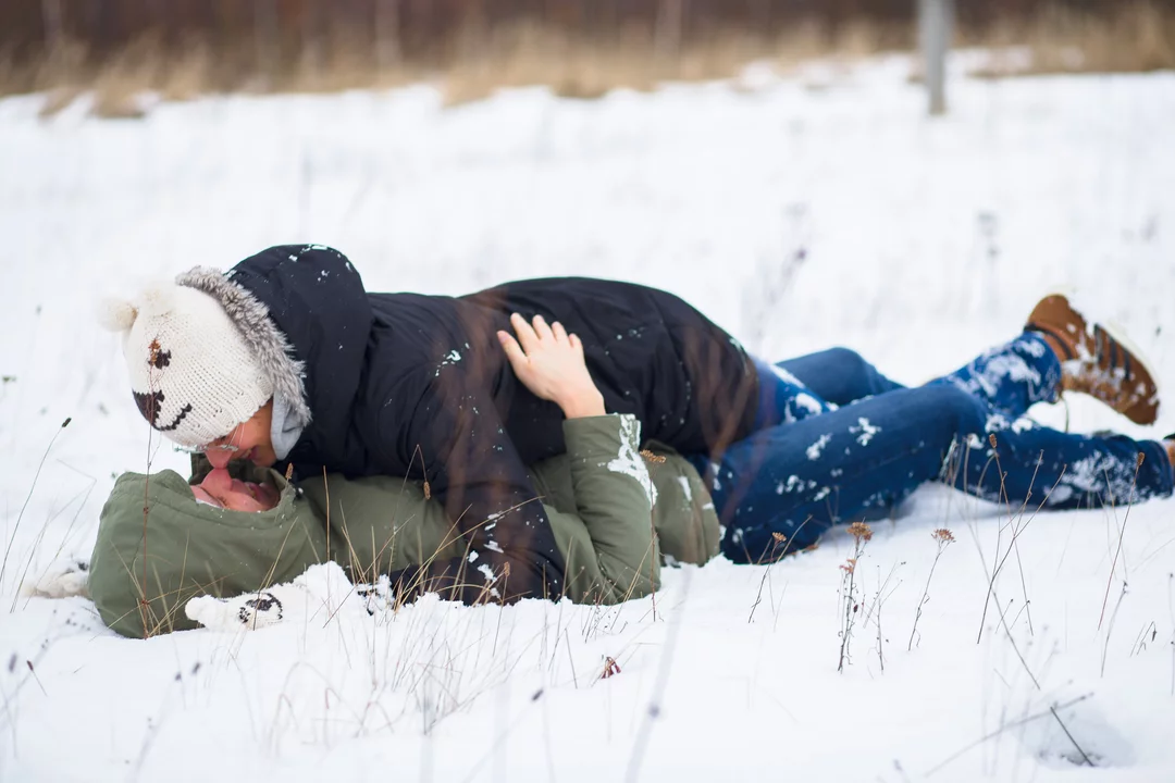 025 zimowa sesja narzeczenska waleriany puszcza marianska