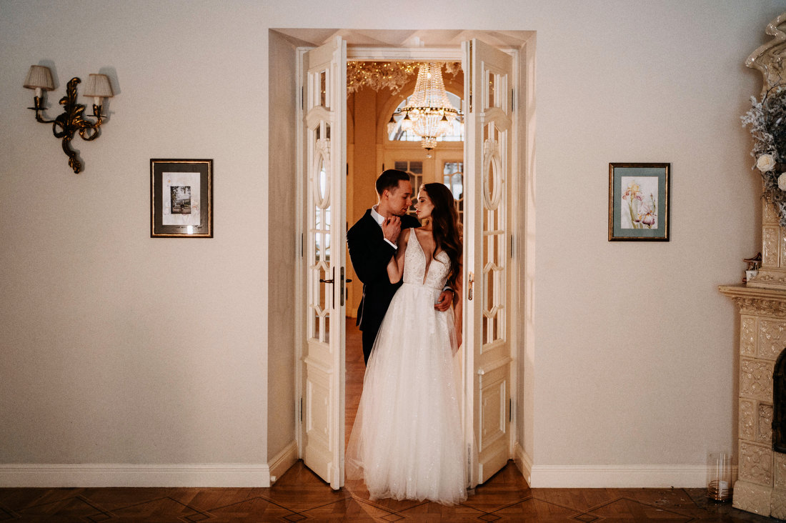 Sesja ślubna w Pałacu Zdunowo - Fotografia ślubna Mazowsze 009 podswiatlo palac zdunowo sesja zdjeciowa Pałac Zdunowo sesja zdjęciowa - gra światła i cienia w stylowych wnętrzach